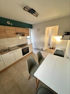 Kuchyň nebo kuchyňský kout v ubytování Doppelzimmer 1 - neu renoviert