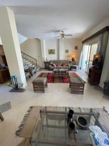 a living room with a couch and a table at فيلا دوبلكس مع حديقة وشواية in El Tor