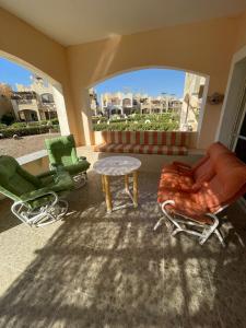 a living room with two chairs and a table at فيلا دوبلكس مع حديقة وشواية in El-Tor