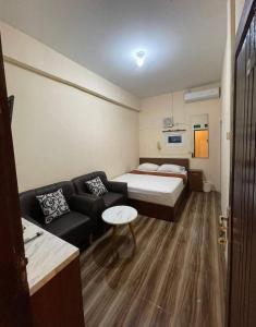 Cette petite chambre comprend un lit et un canapé. dans l'établissement Apartement island, à Jakarta