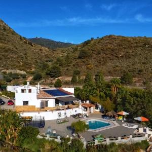 een luchtzicht op een resort met een zwembad bij CORTIJO OHANA in Motril