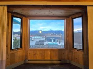 ein Fenster in einem Zimmer mit Bergblick in der Unterkunft Alpine Inn in Valemount