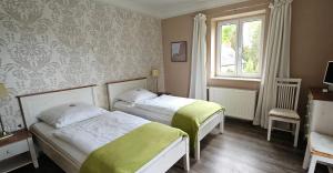 1 dormitorio con 2 camas y ventana en Cellino Hotel Prieros, en Prieros