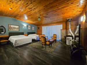 韋爾芒特的住宿－阿爾卑斯旅館，一间卧室配有两张床和一张桌子及椅子