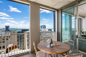 balcón con mesa, sillas y vistas a la ciudad en 2BR Apartment in Geelong w/ Spectacular City View en Geelong