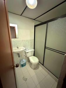 a bathroom with a toilet and a sink at Hotel San Diego DOSQUEBRADAS in Dosquebradas