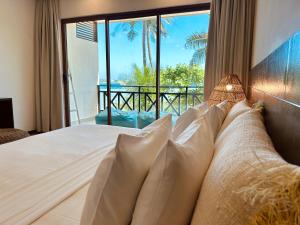 1 dormitorio con 1 cama y vistas al océano en Canopus Retreat Thulusdhoo, en Thulusdhoo
