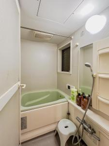 ein Badezimmer mit grüner Badewanne und WC in der Unterkunft Tranquil Tokyo Retreat #Spacious 3BR House in Hiroo in Tokio