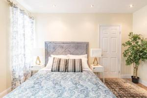 a bedroom with a bed with a blue comforter at 3 Bed Modern Apt in Prime Location in New York