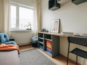 ein Wohnzimmer mit einem Schreibtisch und einem Stuhl in der Unterkunft Eduard House by Larsen in Tallinn