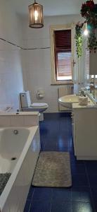 チェチナにあるStellaのバスルーム(洗面台2台、トイレ付)