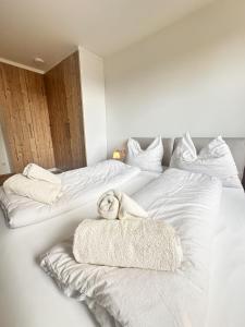 ein Schlafzimmer mit 2 Betten und Handtüchern darauf in der Unterkunft The Laendyard in Wien