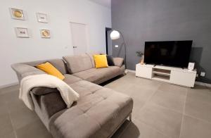 ein Wohnzimmer mit einem Sofa und einem Flachbild-TV in der Unterkunft La Kasita in Arafo