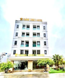 Un bâtiment blanc avec un panneau en haut dans l'établissement Thăng Long 2 Hotel FLC, à Lôc Hải
