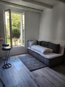 ein Wohnzimmer mit einem Sofa und einem Fenster in der Unterkunft bel appartement in Villeneuve-Saint-Georges