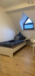 - une chambre avec un lit dans une pièce dotée d'une fenêtre dans l'établissement Charmante Wohnungen direkt in der Stadtmitte, à Andernach
