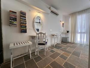 um quarto com um espelho e uma mesa e cadeiras em Oceanic - Luxury Boutique Hotel em Palolem
