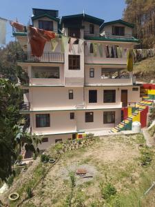 een gebouw met kleren die drogen op een waslijn bij Aagaman Woods Homestay in Shimla