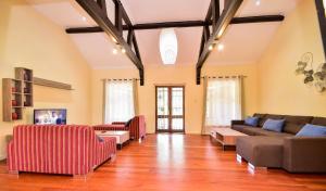 ein großes Wohnzimmer mit Sofas und Stühlen in der Unterkunft A PLACE OF TRANQUILITY, Muthaiga in Nairobi