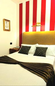 Postel nebo postele na pokoji v ubytování Hotel Florio Operà Palermo Central