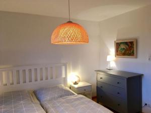 - une chambre avec un lit, une lampe et une commode dans l'établissement Haus Mali Comfortable holiday residence, à Chieming