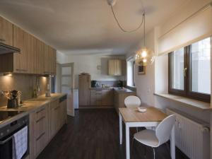 eine große Küche mit Tisch und Stühlen in der Unterkunft Haus Mali Comfortable holiday residence in Chieming + 12 Fotos