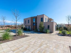 Tòa nhà nơi biệt thự tọa lạc