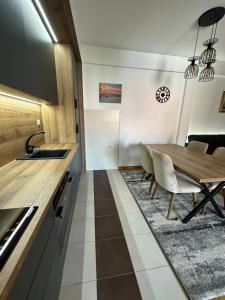 Kuchyň nebo kuchyňský kout v ubytování Apartmani Jedro