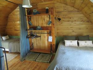 sypialnia z 2 łóżkami w drewnianym domku w obiekcie La Demeure de Cyr 