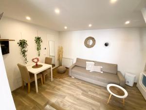sala de estar con sofá y mesa en Stella Marina Luxury, en Polignano a Mare