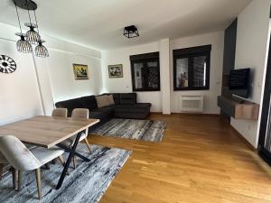 TV a/nebo společenská místnost v ubytování Apartmani Jedro