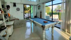 Τραπέζι μπιλιάρδου στο 158 pool villa party