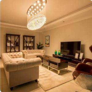 sala de estar con sofá y TV en Palm House en Nairobi