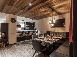 uma sala de jantar e cozinha com mesa e cadeiras em Luxury chalet in Zillertal em Aschau