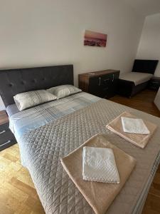 Postel nebo postele na pokoji v ubytování Apartmani Jedro