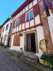 un edificio con una puerta en una calle en Plan B en Saint-Jean-Pied-de-Port