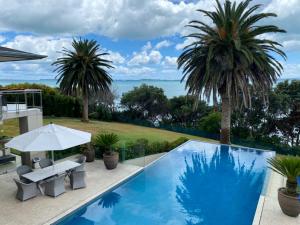 Bazén v ubytování Mellons Bay Retreat nebo v jeho okolí