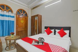 Letto o letti in una camera di OYO Flagship Hotel Khushboo Regency