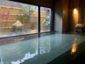 福島的住宿－Hotel Route Inn Fukushima Nishi Inter，一座建筑物中央的游泳池