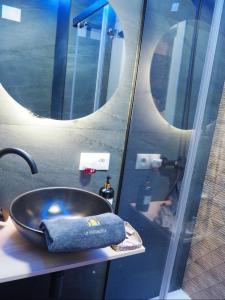 ein Badezimmer mit Waschbecken und zwei Spiegeln in der Unterkunft LM apartments Puentezuelas in Granada