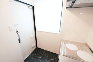 a bathroom with two sinks and a window at リリハウス笹塚 in Tokyo