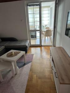 TV a/nebo společenská místnost v ubytování Apartmani Jedro