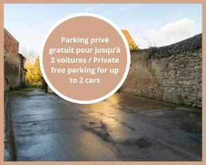 une photo ronde d'une rue vide avec un mur dans l'établissement Le Yellow Vibe - Parking privé gratuit, proche Chantilly, Wifi haut débit, idéal télétravail, à Cires-lès-Mello