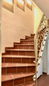 un conjunto de escaleras en una casa en B&B Lavi Ortisei val Gardena, en Ortisei