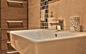 ein weißes Waschbecken im Bad mit in der Unterkunft BT20 - New & Bright Apartment in Balluta in St Julian's