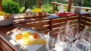 stół z talerzami jedzenia i kieliszkami do wina w obiekcie Agriturismo Da Nonna Argia w mieście Massa e Cozzile
