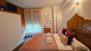 1 dormitorio con 1 cama grande y 2 toallas. en Paloma entorno natural en Oiartzun