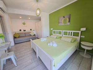 1 dormitorio con 1 cama y sala de estar en B&B Capo al Piano en Marciana Marina