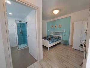 馬爾恰納馬里納的住宿－B&B Capo al Piano，一间卧室设有一张床和一个步入式淋浴间。