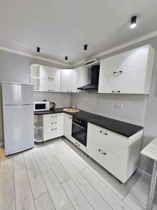 Кухня или мини-кухня в Двухкомнатная квартира на Ауезова
